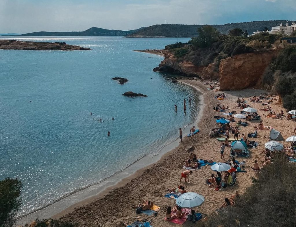 Αυτή είναι η πιο απομονωμένη παραλία της Αττικής με τα καταγάλανα νερά – Πού βρίσκεται