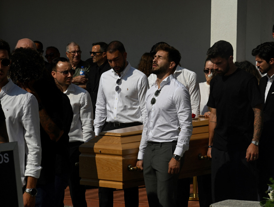 Ένταση στην κηδεία του Ν.Ζότα: Πλήθος κόσμου συγκεντρώθηκε στο μνήμα και έβγαζε φωτογραφίες – Κλήθηκε η αστυνομία