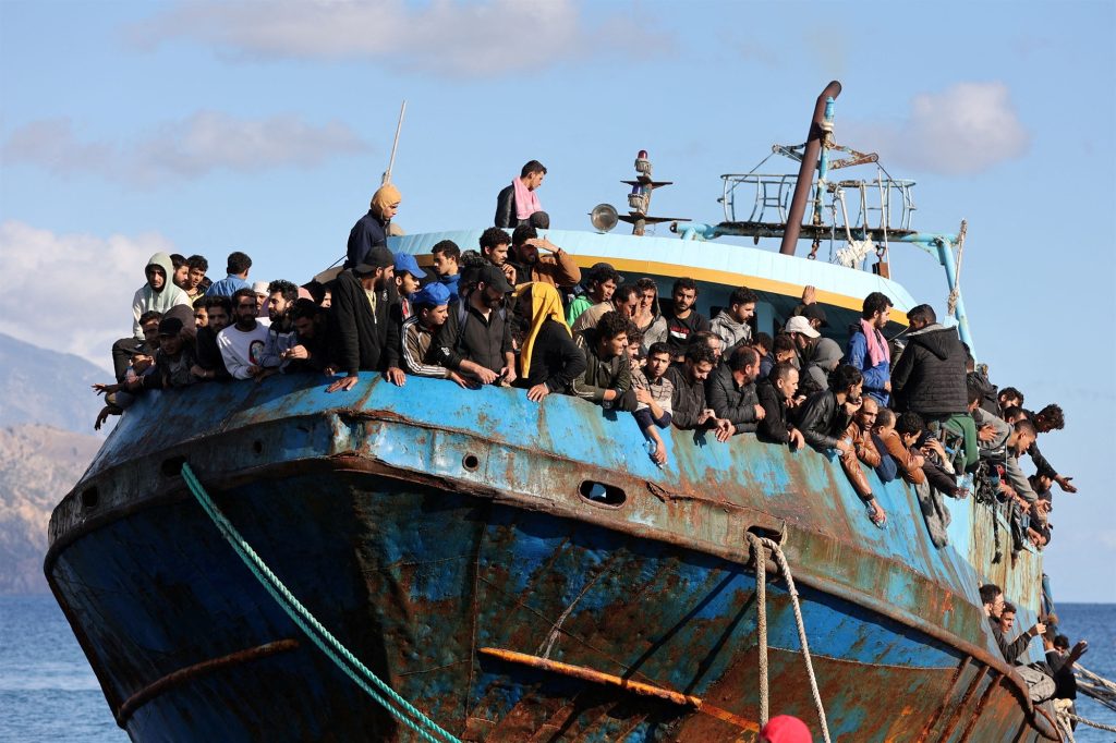 Απόβαση πάνω από 850 παράνομων μεταναστών στην Κρήτη – Εσπευσμένα αποπλέουν δύο ακόμη πλοία του ΠΝ για Λιβύη