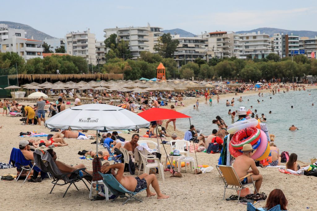 Στα ύψη η θερμοκρασία, στις παραλίες ο κόσμος – Η νέα προειδοποίηση για καυτό «κύμα»