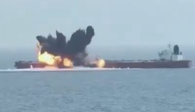 Κτυπήθηκε και βυθίζεται το ελληνικό πλοίο «ΜV MAGIC SEAS» μετά από μπαράζ επιθέσεων με drones και USVs (χάρτης)
