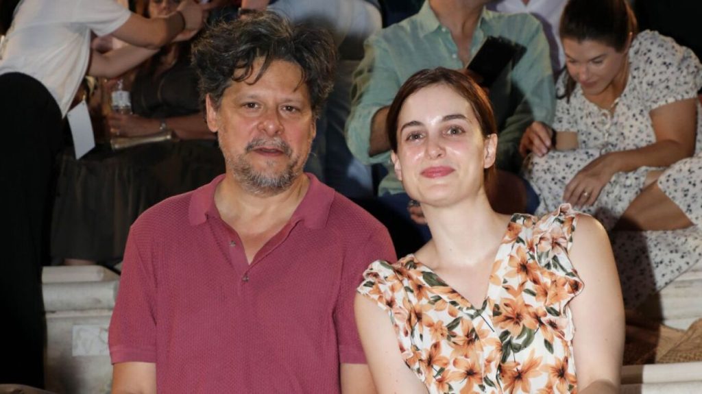 Λευτέρης Χαρίτος: Κοινή φωτογράφιση με τη νεαρή σύντροφό του στο Ηρώδειο
