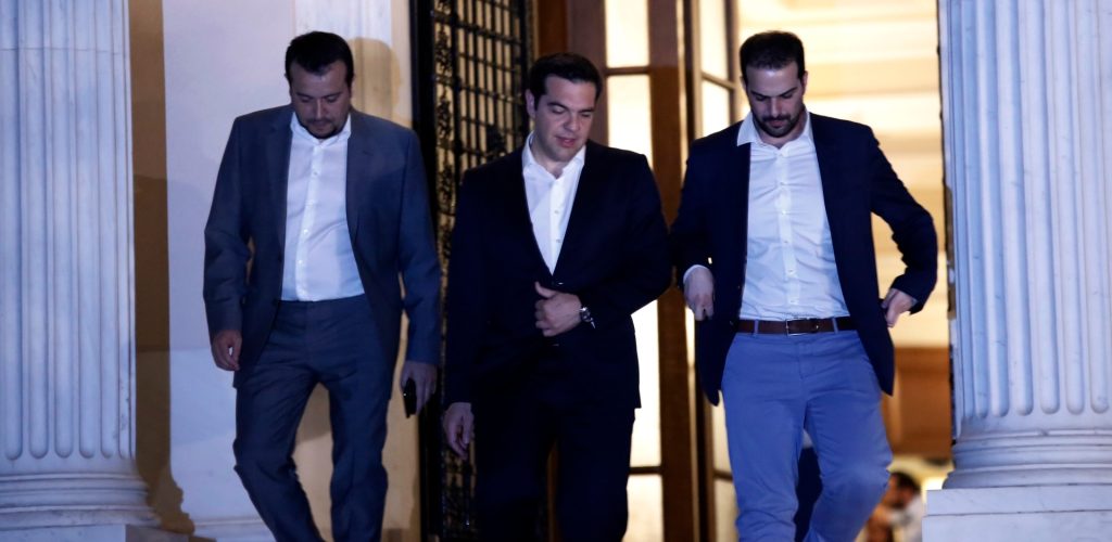 Σφοδρή επίθεση του ΠΑΣΟΚ στον Α.Τσίπρα: «Έπαιξες την χώρα στα ζάρια – Εσύ έφερες το τρίτο και χειρότερο μνημόνιο»