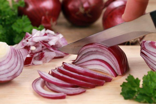 Αυτά είναι τα 5 πράγματα που μπορεί να συμβούν στο σώμα σας όταν τρώτε κρεμμύδια