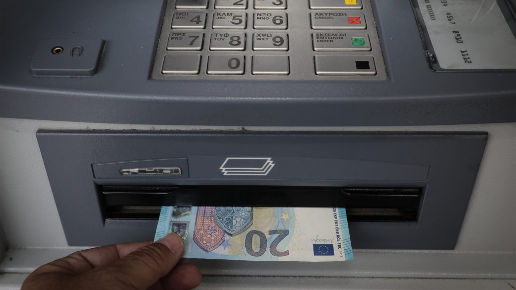 Η νέα μέθοδος των τραπεζών στα ΑΤΜ: Χρεώνουν μέχρι και τις αναλήψεις! – Τι ρόλο παίζουν οι ιδιωτικές εταιρείες