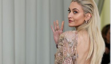 Η 27χρονη κόρη του Μ.Τζάκσον πόζαρε τόπλες σε λίμνη στην Καλιφόρνια και «αναστάτωσε» το Instagram (φωτο)