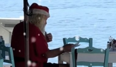 «Ο Άγιος Βασίλης της Νάξου»: Viral ο άνδρας που κυκλοφορεί στο νησί ντυμένος στα κόκκινα με σκούφο! – Δείτε βίντεο