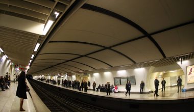 Νεαρός άνδρας έπεσε με ηλεκτρικό πατίνι στις γραμμές του Μετρό στο Σύνταγμα (βίντεο)
