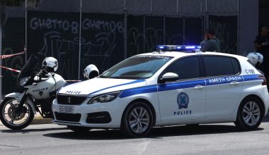 Επιχείρηση της ΕΛ.ΑΣ. σε νυχτερινά κέντρα σε Άλιμο και Ελληνικό: Επτά συλλήψεις παρκαδόρων