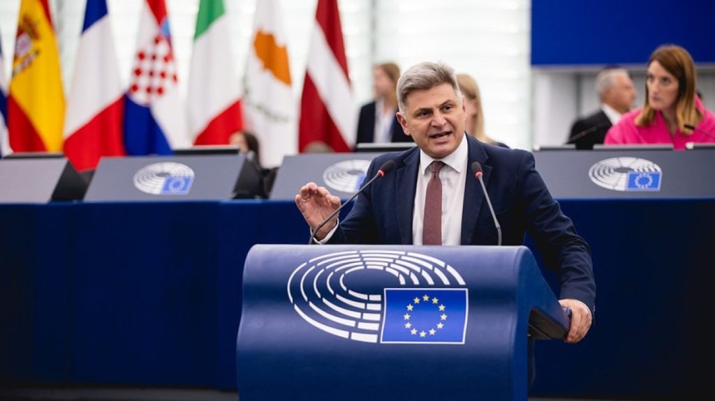 Νικόλας Φαραντούρης: «Εγκληματική οργάνωση η κυβέρνηση – Ασφυκτιούν με την ξεφτίλα της οι έντιμοι νεοδημοκράτες»