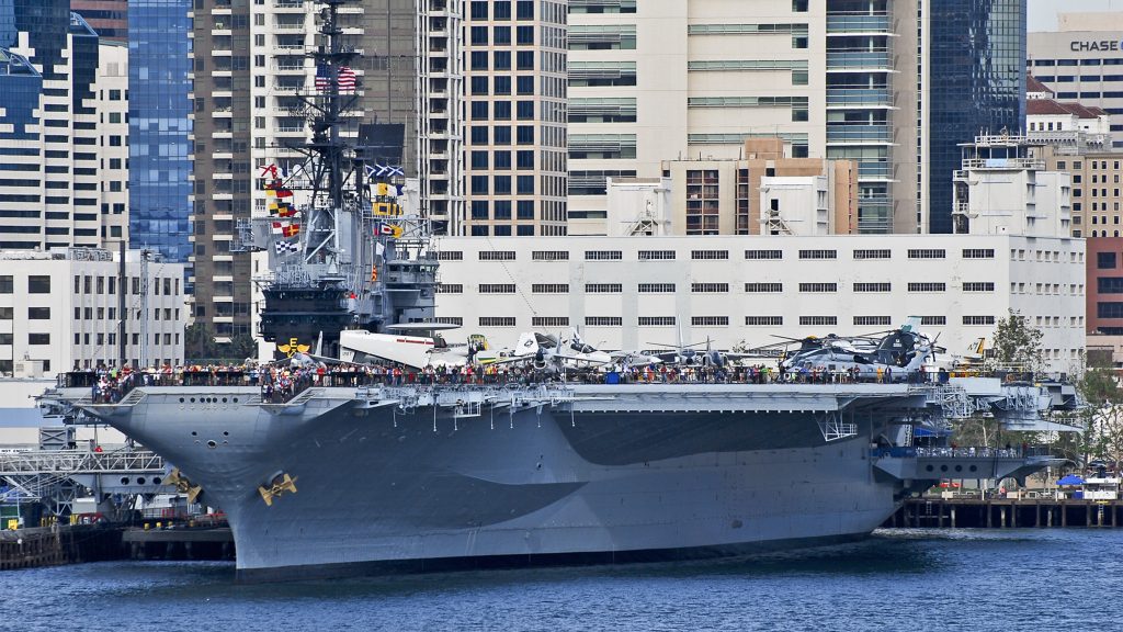 ΗΠΑ: Αλιευτικό έπεσε πάνω στο αεροπλανοφόρο USS Midway! (βίντεο)