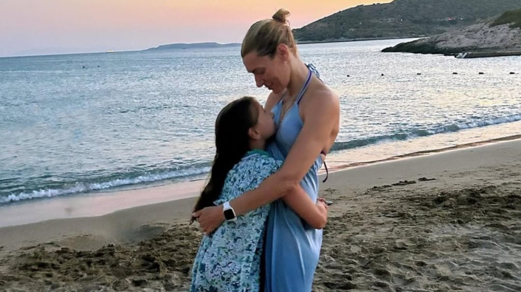 Ζέτα Δούκα: «Δεν ξέρω τι να γράψω για την ανάγκη μιας μητέρας να νιώσει ότι το παιδί της είναι καλά» (φωτο)