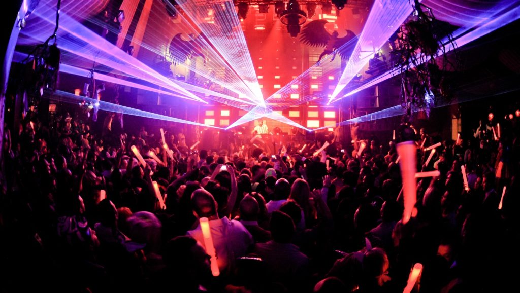 «Soft clubbing»: Η τάση στη νυχτερινή διασκέδαση που επιδίδονται όλο και περισσότερο νέοι – Τι είναι