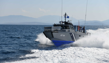 Καταδίωξη και σύλληψη διακινητή στο Φαρμακονήσι από το Λιμενικό αφού πρώτα είχε αφήσει 33 αλλοδαπούς