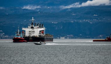 Άμεση ρυμούλκηση πλοίου με σημαία της Γουινέας- Μπισάου που εντοπίστηκε ανατολικά της Εύβοιας