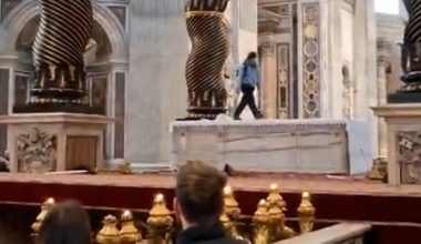 Βατικανό: Μουσουλμάνος μπαίνει στην βασιλική του Αγίου Πέτρου και ξεκινάει να σπάει και να βανδαλίζει το ναό