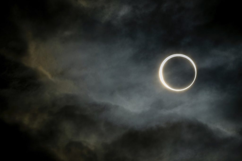 NASA: «Eπιστημονικά αδύνατος ο ισχυρισμός ότι η Γη θα βυθιστεί στο σκοτάδι» – Πότε θα γίνει η μεγάλη έκλειψη Ηλίου