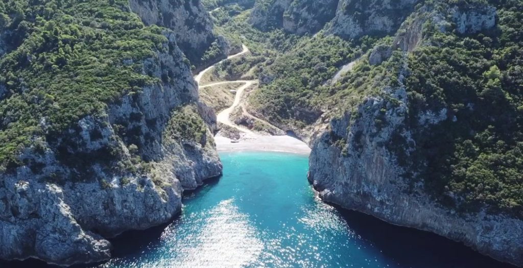 Βύθουρη: Η άγνωστη παραλία της Εύβοιας με τα κρυστάλλινα νερά (φωτο)