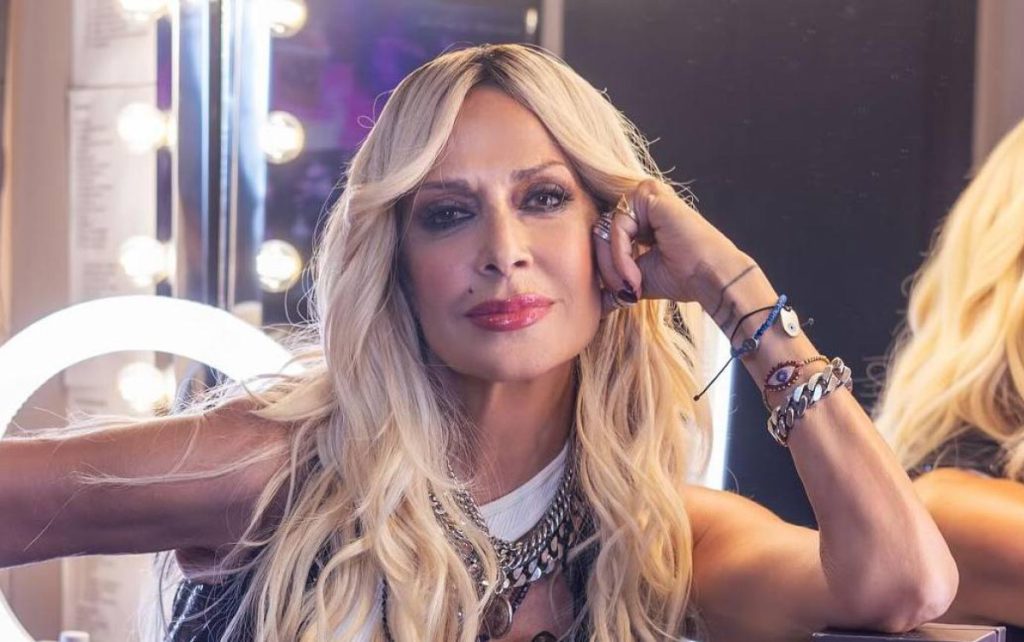Α.Βίσση: Στη Σαντορίνη για τις καλοκαιρινές της διακοπές η τραγουδίστρια – Δείτε φωτογραφίες