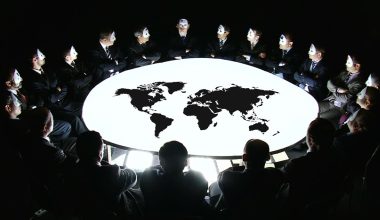Αυτές είναι οι οικογένειες που κυβερνούν τον κόσμο σύμφωνα με τους «Anonymous» (βίντεο)