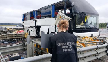 Βίντεο: Η στιγμή που λεωφορείο γεμάτο επιβάτες πέφτει πάνω σε σταθμό διοδίων στη Ρωσία – 39 τραυματίες