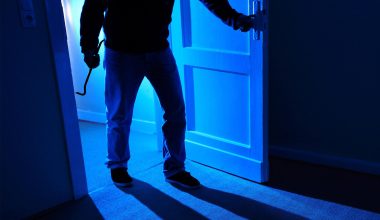 Ηράκλειο: Συνελήφθησαν δύο άτομα που διέρρηξαν σπίτι και έκλεψαν αντικείμενα αξίας 1.200 ευρώ