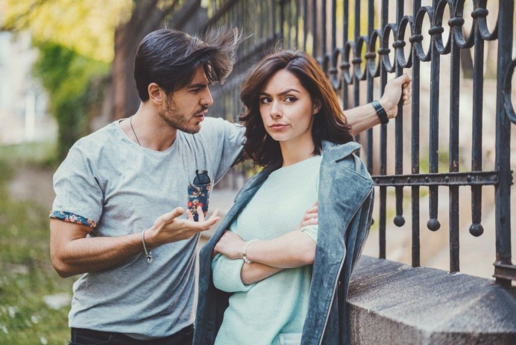 8+1 σημάδια ότι το άλλο σου «μισό» σε χειραγωγεί