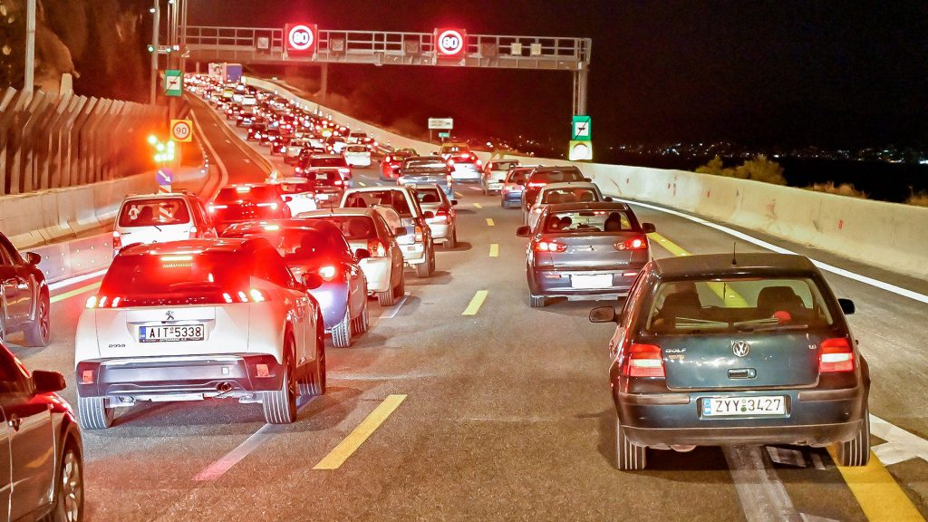 Σε εξέλιξη η επιστροφή των πρώτων εκδρομέων του Δεκαπενταύγουστου: Πού υπάρχουν καθυστερήσεις