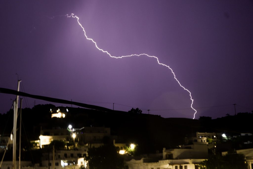 Meteo: Περισσότεροι από 5.000 κεραυνοί καταγράφηκαν σήμερα στη χώρα – Πυρκαγιές λόγω ηλεκτρικών εκκενώσεων