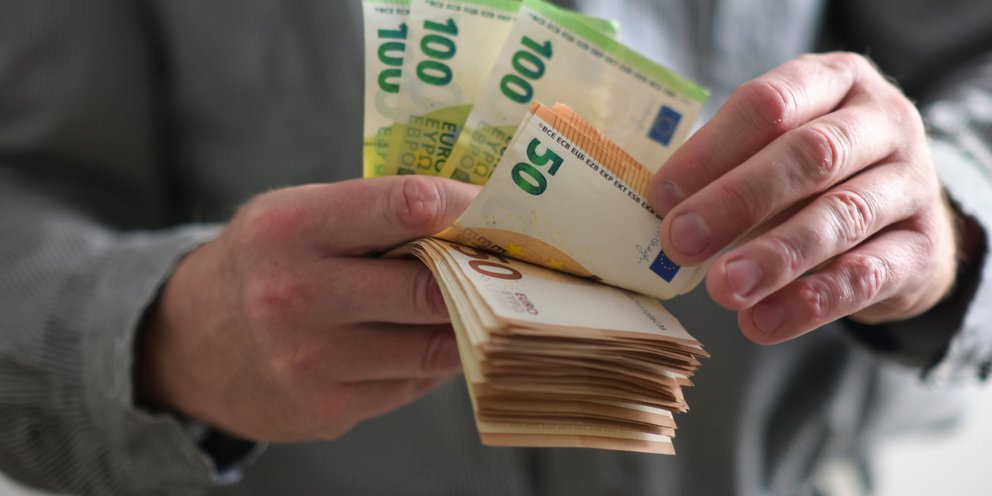 Mετρητά: Οι Έλληνες και οι Ευρωπαίοι ακόμα δεν εμπιστεύονται τα κράτη τους (ευτυχώς) και τα χρησιμοποιούν