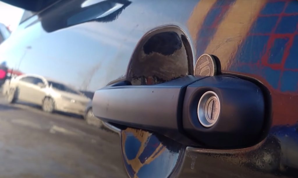 Το γνωρίζατε; – Τι σημαίνει εάν βρείτε ένα κέρμα στην πόρτα του οχήματός σας – Γιατί κινδυνεύετε