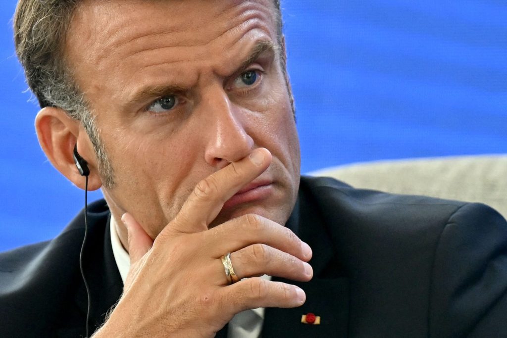 Στην «κόψη του ξυραφιού» η γαλλική οικονομία: Συνεχής άνοδος χρέους και ελλειμμάτων – Δεν βρίσκει διέξοδο ο Μακρόν