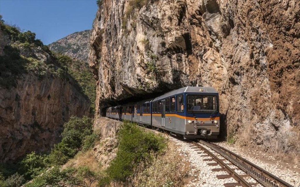 Οδοντωτός: Περιπέτεια για εκδρομείς που εγκλωβίστηκαν σε χαλασμένο τρενάκι
