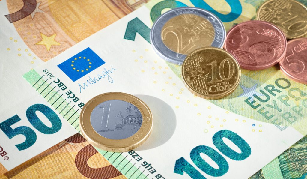 Αναδρομικά έως 4.000 ευρώ: Ξεκινά η καταβολή σε 370.000 συνταξιούχους – Ποιοι οι δικαιούχοι