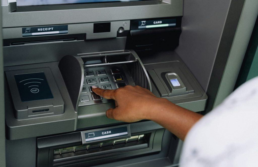 ATM: «Έρχονται» νέοι κανόνες από την ΕΕ για τις αναλήψεις χρημάτων – Τι αλλάζει