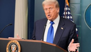 Ν.Τραμπ: Ανακάλεσε την προστασία της Κ.Χάρις από τη Μυστική Υπηρεσία