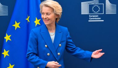 Ούρσουλα φον ντερ Λάιεν: «Καλύφθηκε ο στόχος για δάνεια 150 δισ. ευρώ  για το μηχανισμό SAFE»