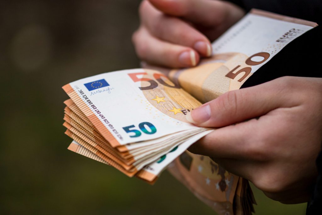 Επίδομα 100 ευρώ: Πότε μπαίνουν τα χρήματα – Αυτοί είναι οι δικαιούχοι