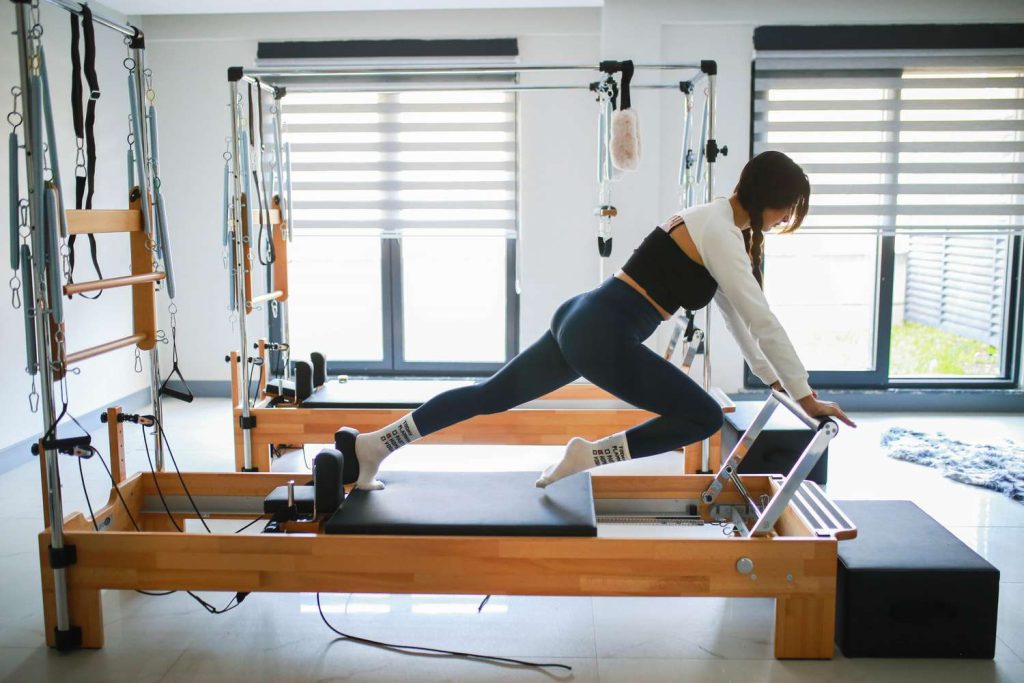 Pilates: Πώς θα σας βοηθήσει να χάσετε βάρος, να κάψετε λίπος και να χτίσετε μυς
