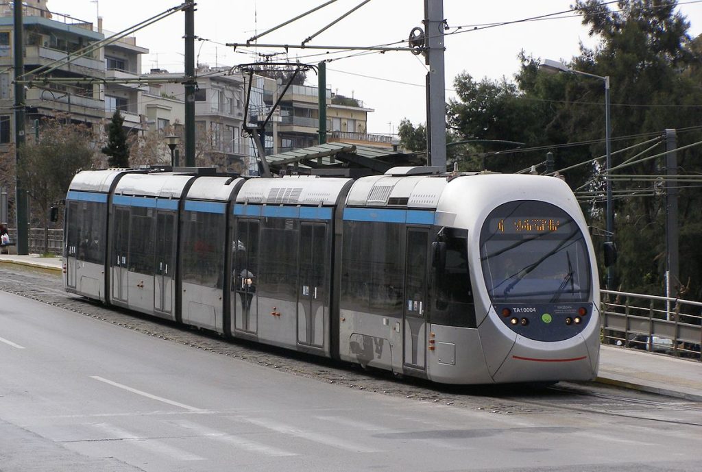Η ανακοίνωση της ΣΤΑΣΥ για τη σύγκρουση τραμ με λεωφορείο στον Πειραιά: «Ο οδηγός αισθάνθηκε αδιαθεσία»
