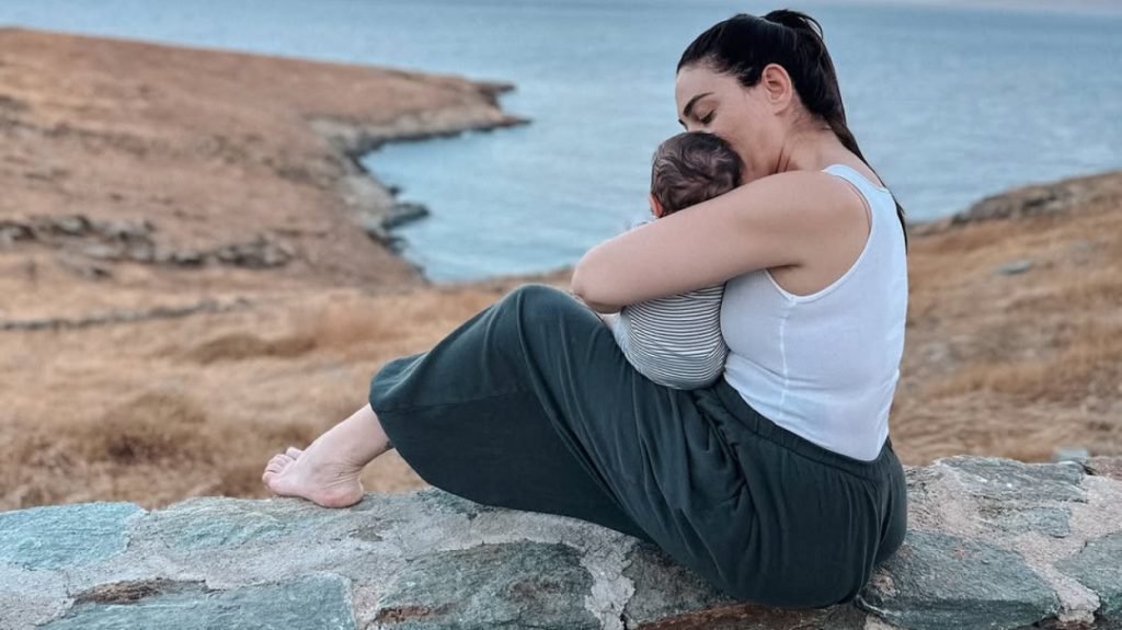 Η τρυφερή αγκαλιά της Ευρυδίκης Βαλαβάνη με τον γιο της – «Όλος ο κόσμος μου» (φωτο)