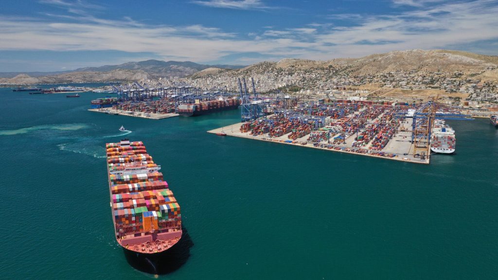 Οι ΗΠΑ θέτουν στο «στόχαστρο» την Cosco και το λιμάνι του Πειραιά: «Πρέπει οπωσδήποτε να τους το αποσπάσουμε»