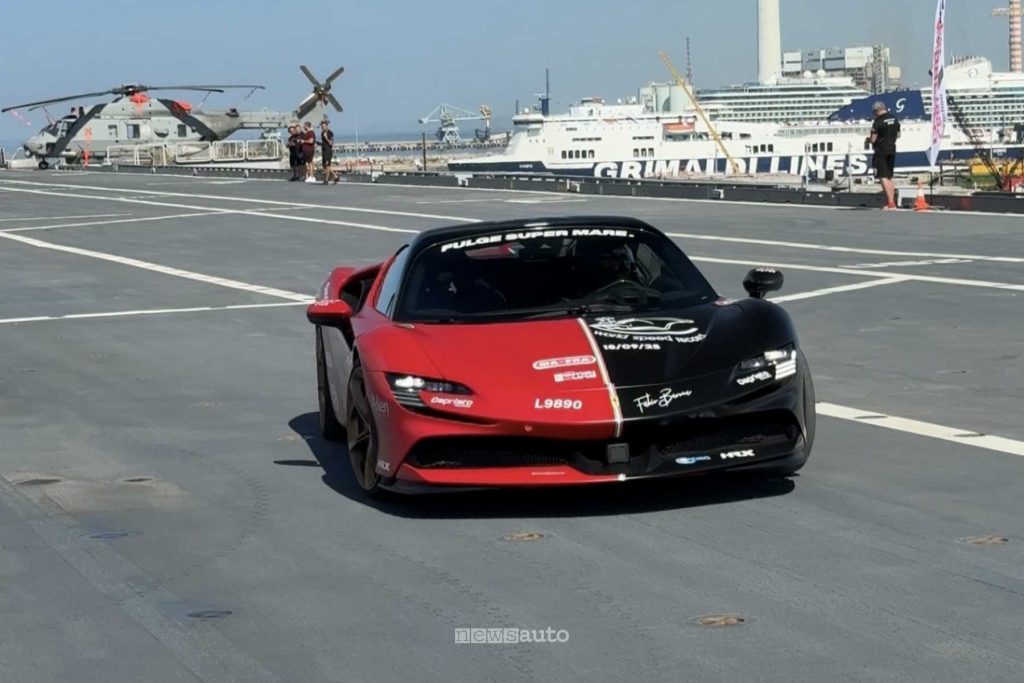 Ιταλικό Ναυτικό: Ferrari στο κατάστρωμα του σκάφους αμφίβιων επιχειρήσεων  L9890 Trieste