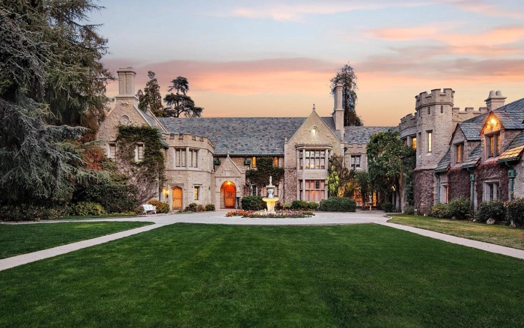 Μυστήριο και λάμψη: Η αληθινή ιστορία πίσω από τη βίλα του Χιου Χέφνερ