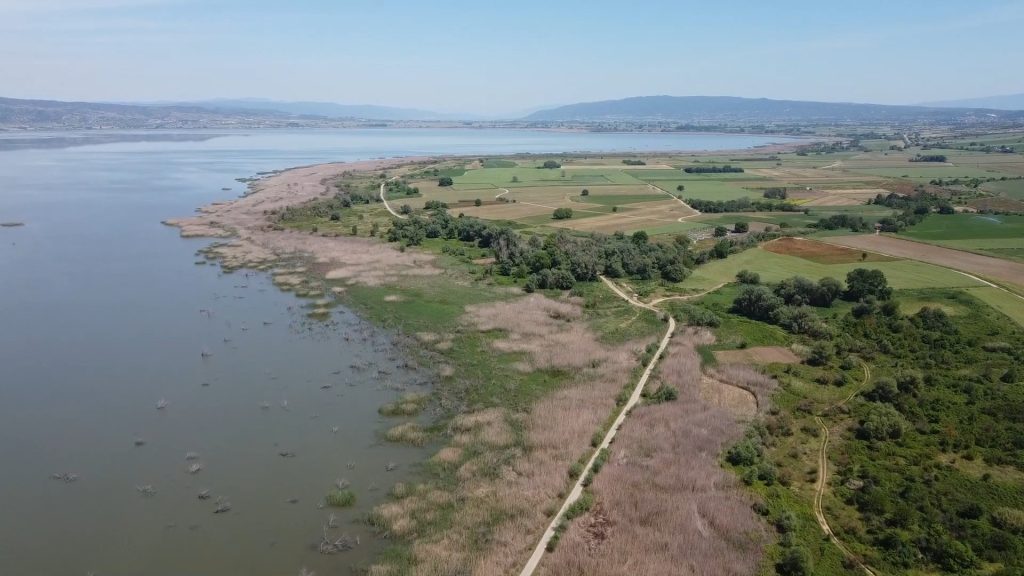 Αποκαρδιωτικές εικόνες από την λίμνη Κορώνεια: Έχει μείνει σχεδόν η μισή