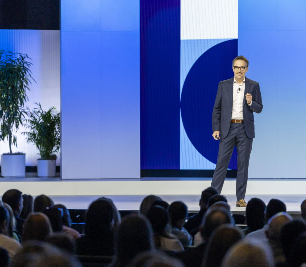 CEO του LinkedIn: «Το μέλλον της εργασίας δεν ανήκει πλέον σε όσους έχουν τα πιο “λαμπερά” πτυχία»