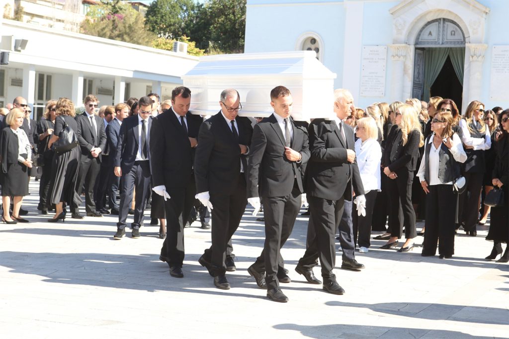 Σε κλίμα βαθιάς συγκίνησης η κηδεία της Μαρίσσας Λεμού – Δείτε φωτογραφίες