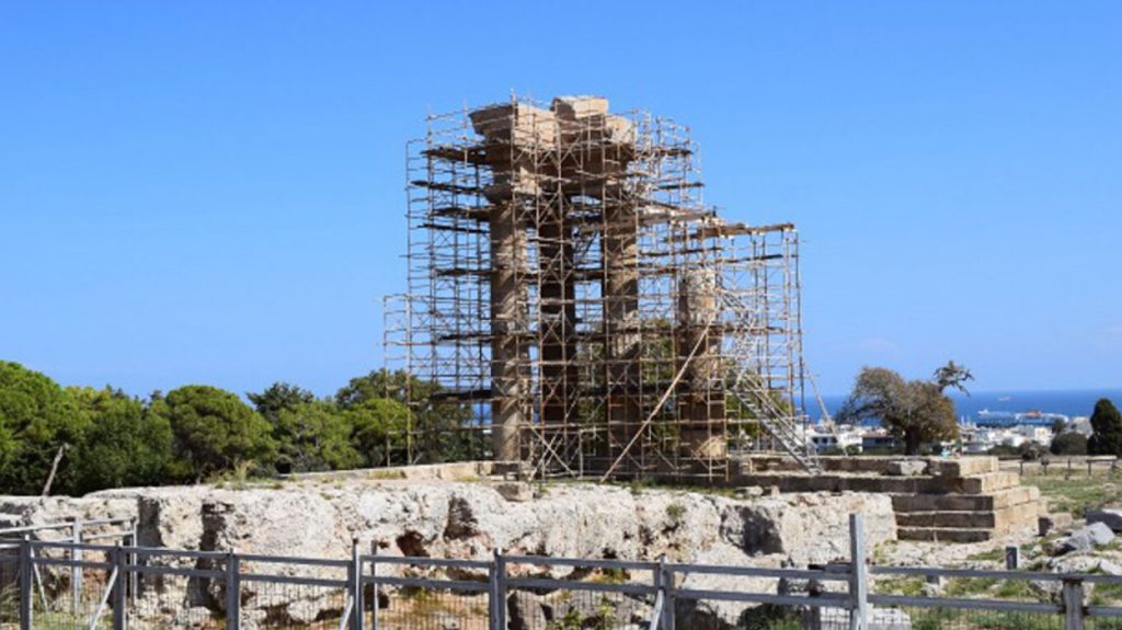 Σε εξέλιξη το έργο αποκατάστασης του Ιερού του Πύθιου Απόλλωνος στην αρχαία ακρόπολη της Ρόδου (φωτο)