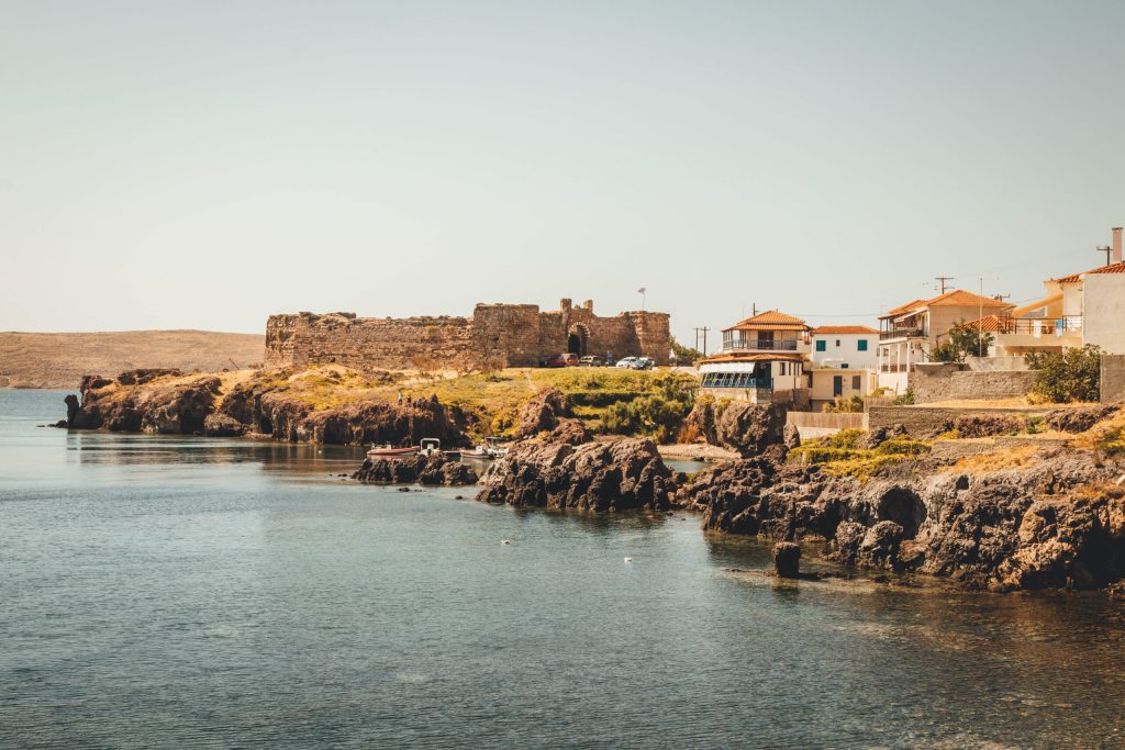 Σίγρι: Το ψαροχώρι στη Λέσβο που προσφέρει εικόνες γαλήνης στον επισκέπτη (φώτο)