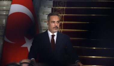Με «επέμβαση των τουρκικών ενόπλων δυνάμεων στο Αιγαίο και την Α.Μεσόγειο» απείλησε ευθέως η Άγκυρα